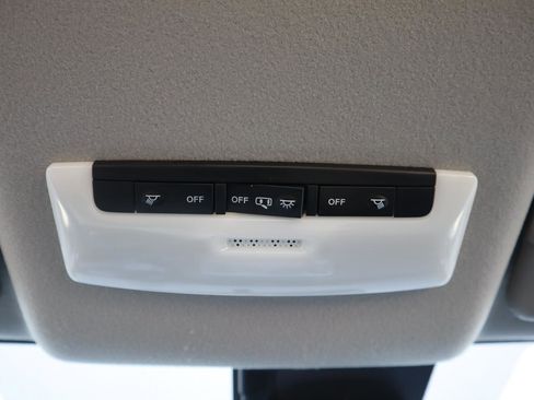 Used 2025 Nissan Versa S w/ Trunk Package image 30