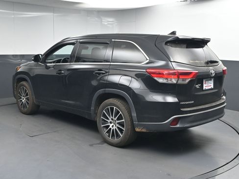 Used 2018 Toyota Highlander SE FWD image 6