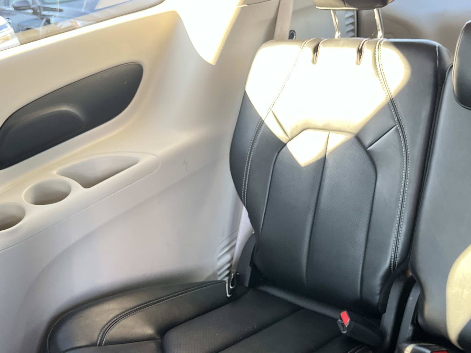 Used 2024 Chrysler Pacifica Touring-L FWD image 21