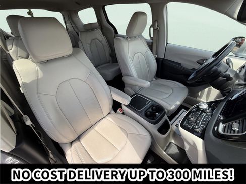 Used 2020 Chrysler Pacifica Touring-L Plus w/ Advanced Safetytec Group FWD image 18
