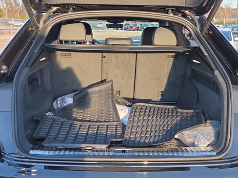 Used 2025 Audi Q8 Prestige w/ Prestige Package image 9