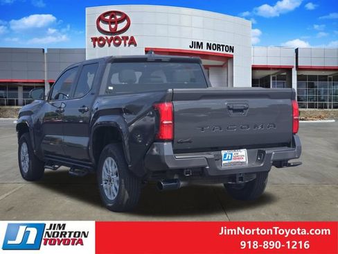 Used 2025 Toyota Tacoma SR5 AWD/4WD image 5