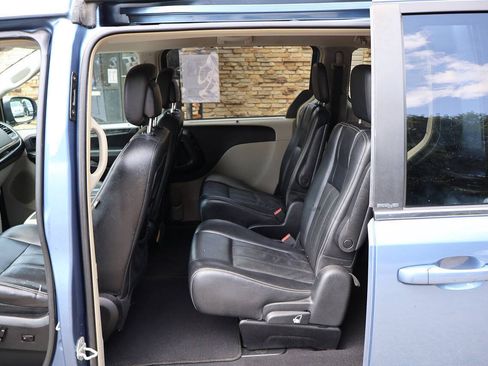 Used 2011 Chrysler Town & Country Touring-L w/ Driver Convenience Group FWD image 17