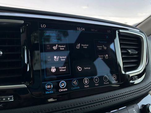 Used 2020 Chrysler Pacifica Limited FWD image 28
