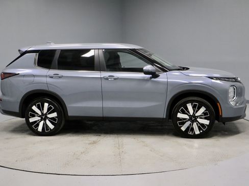 New 2026 Mitsubishi Outlander SE image 9