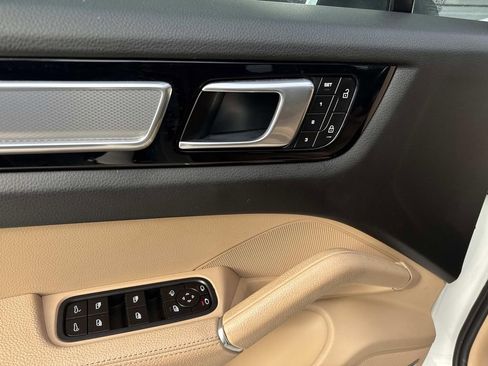 Used 2022 Porsche Cayenne Platinum Edition image 21