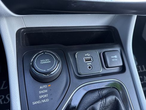 Used 2019 Jeep Cherokee Limited AWD/4WD image 52