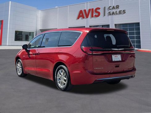 Used 2025 Chrysler Pacifica Select image 3