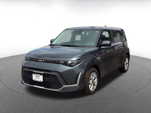 Used 2025 Kia Soul LX w/ LX Technology Package FWD image 9