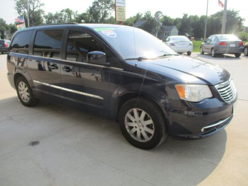 Used 2014 Chrysler Town & Country Touring FWD image 18
