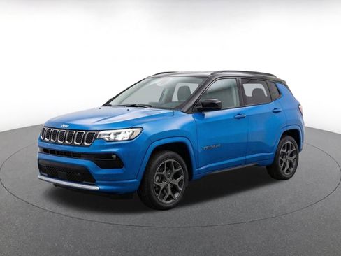 Used 2025 Jeep Compass Limited AWD/4WD image 3