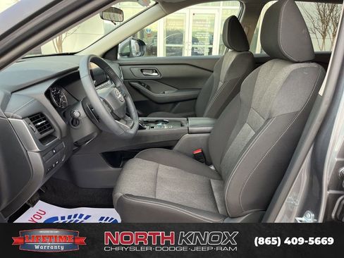 Used 2025 Nissan Rogue SV image 3