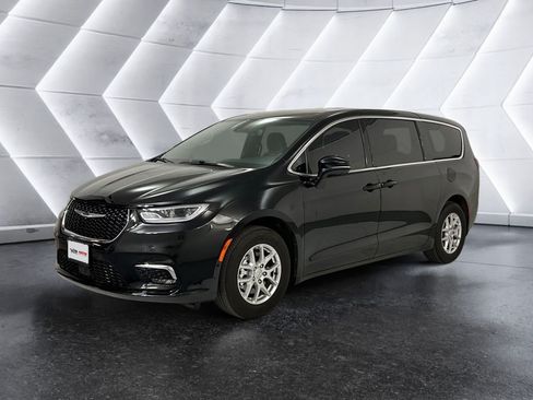 Used 2026 Chrysler Pacifica Select FWD image 3