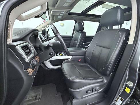 Used 2021 Nissan Titan SL w/ Moonroof Package image 10