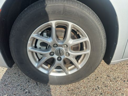 Used 2024 Chrysler Pacifica Touring-L FWD image 2