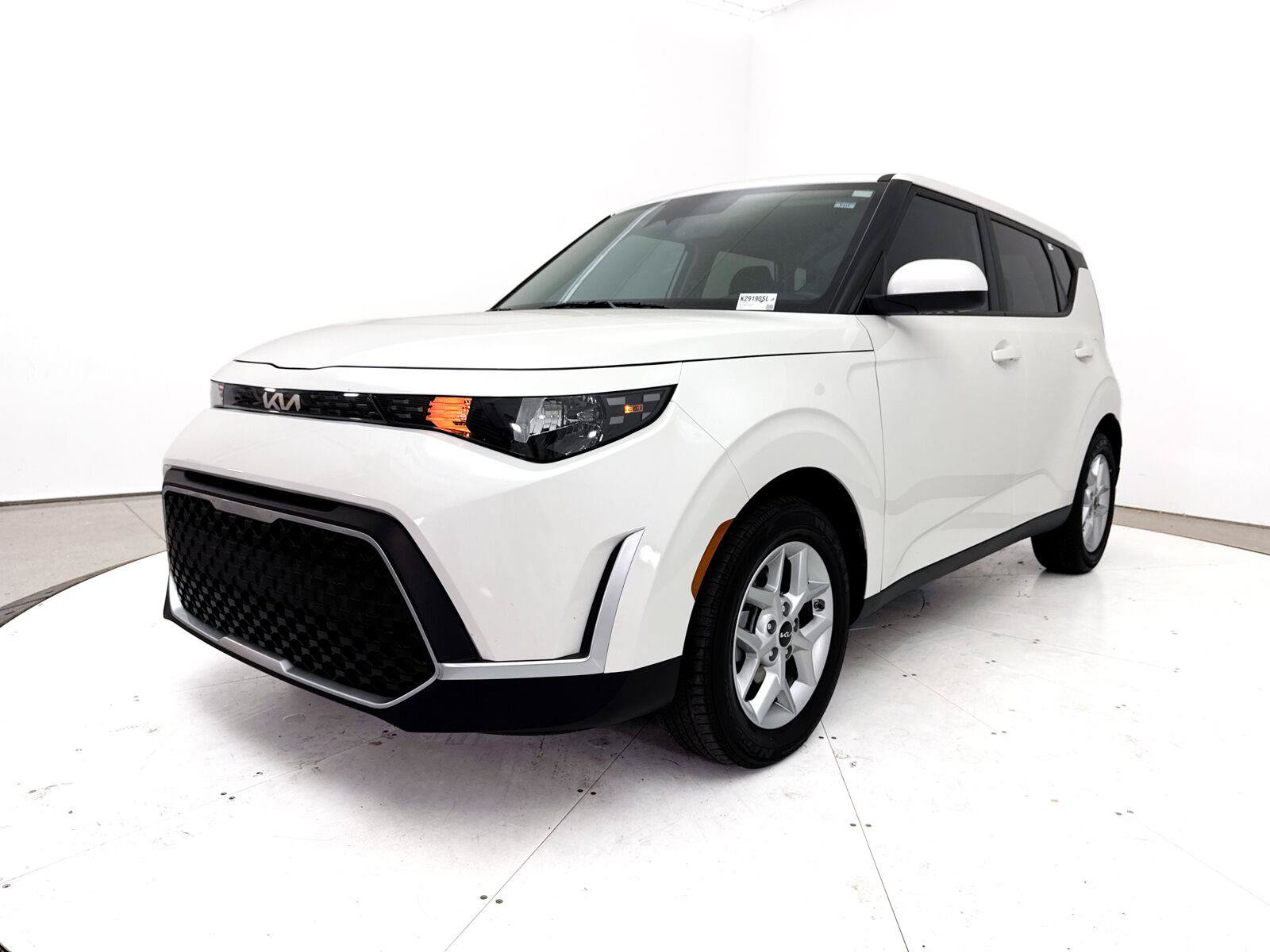 Used 2025 Kia Soul LX w/ LX Technology Package FWD image 13