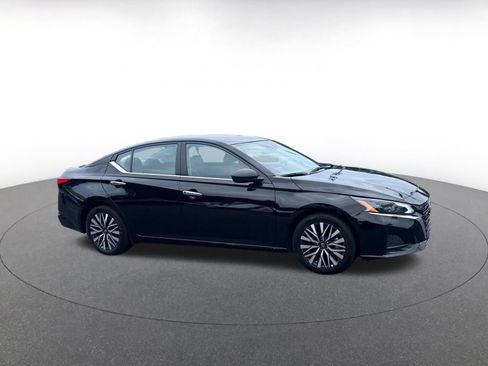Used 2025 Nissan Altima 2.5 SV FWD image 7
