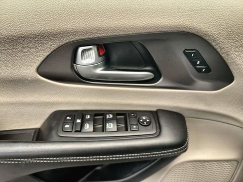 Used 2024 Chrysler Pacifica Touring-L FWD image 13
