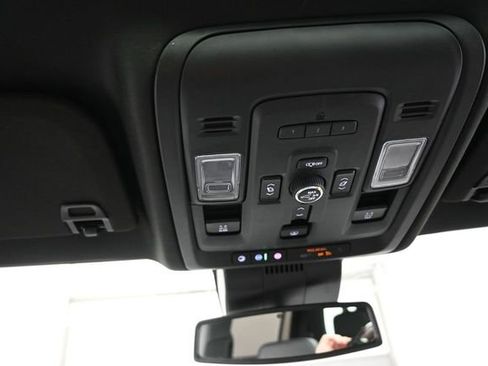 Used 2023 GMC Yukon XL Denali AWD/4WD image 12