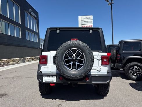 Used 2025 Jeep Wrangler Unlimited Rubicon w/ Convenience Group AWD/4WD image 4