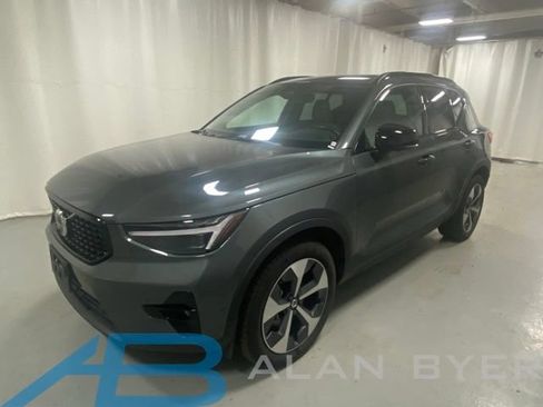 Used 2026 Volvo XC40 B5 Plus AWD/4WD image 1