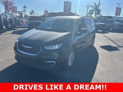 Used 2024 Chrysler Pacifica Touring-L