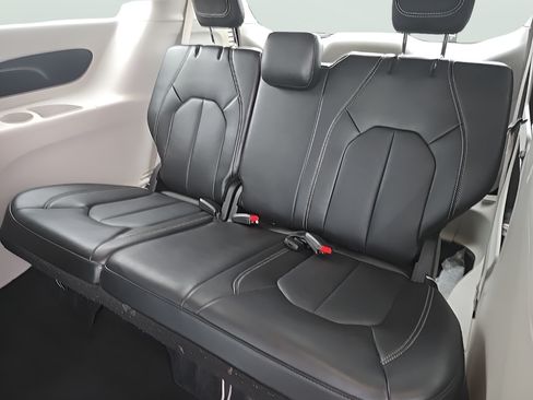 Used 2024 Chrysler Pacifica Touring-L FWD image 25