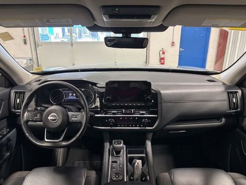 Used 2025 Nissan Pathfinder SL AWD/4WD image 16
