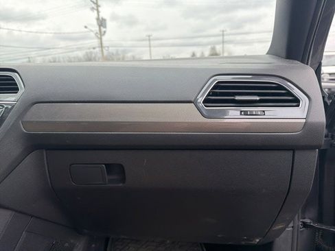 Used 2022 Volkswagen Tiguan SE image 31