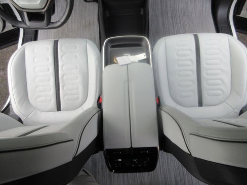 Used 2023 Rivian R1S Launch Edition image 18