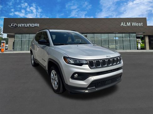 Used 2025 Jeep Compass Latitude image 3