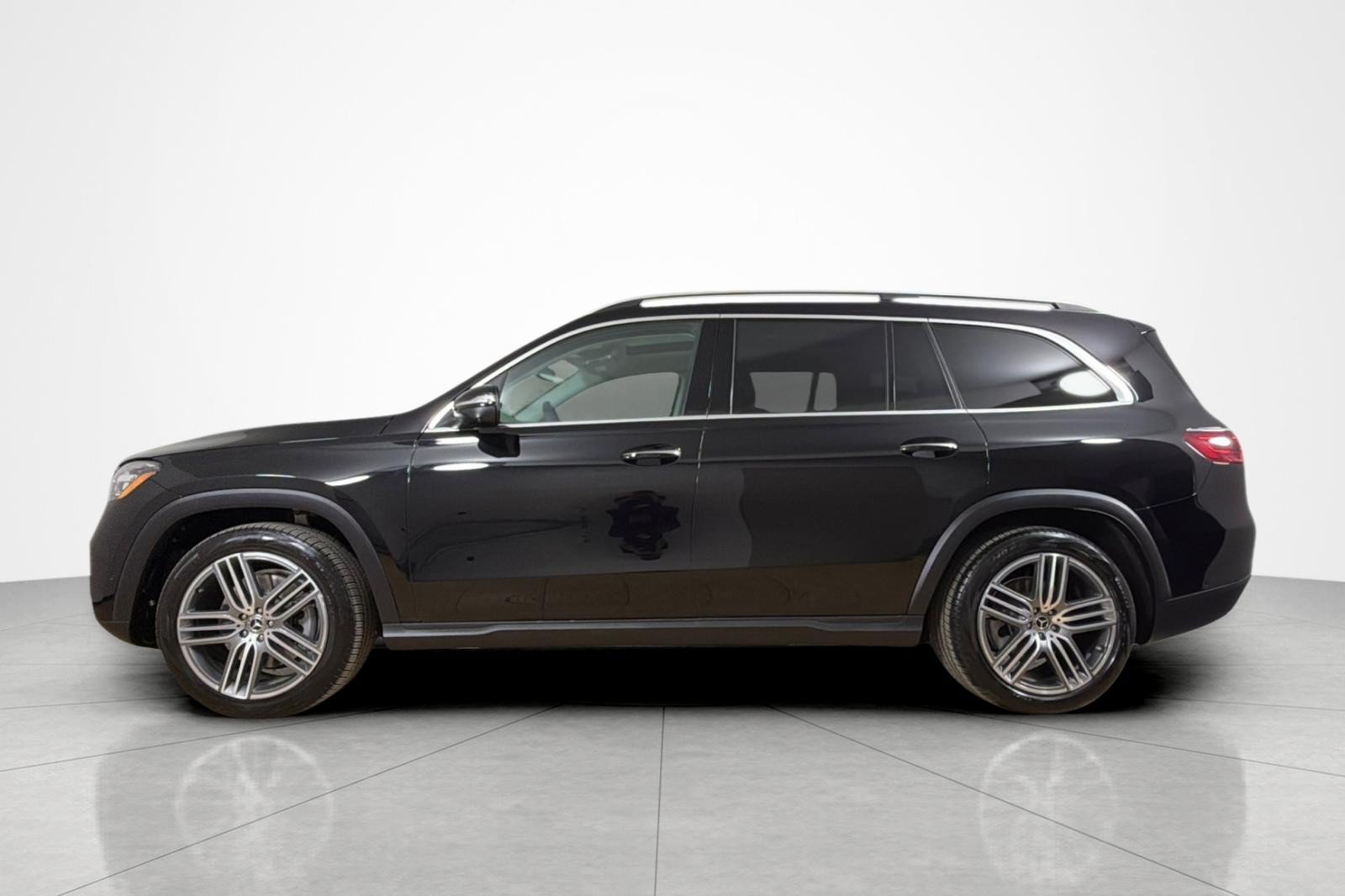 Used 2026 Mercedes-Benz GLS 450 4MATIC image 2