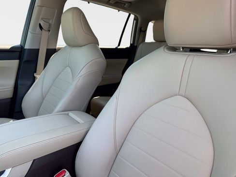 Used 2022 Toyota Highlander XLE FWD image 22