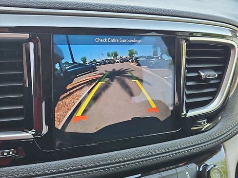 Used 2018 Chrysler Pacifica Limited FWD image 19