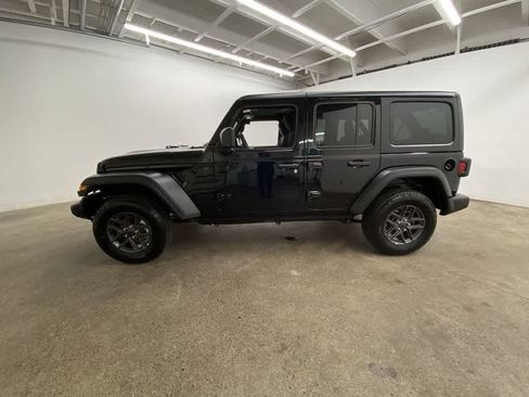 Used 2025 Jeep Wrangler Unlimited Sport AWD/4WD image 3