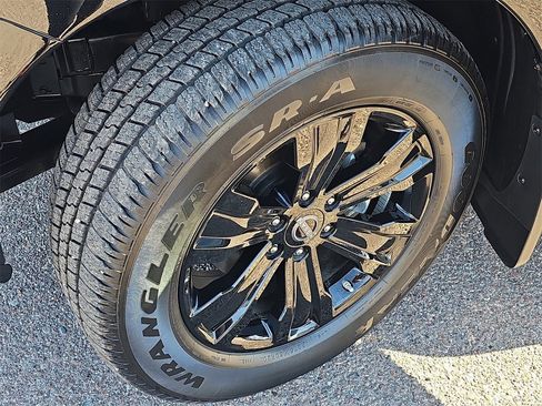 Used 2024 Nissan Titan SV image 31