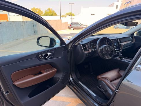 Used 2019 Volvo XC60 T5 Momentum w/ Premium Package FWD image 9