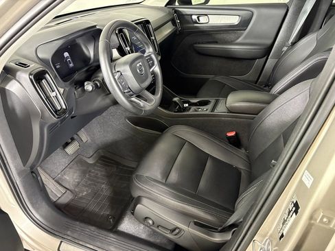 Used 2024 Volvo XC40 B5 Core image 17