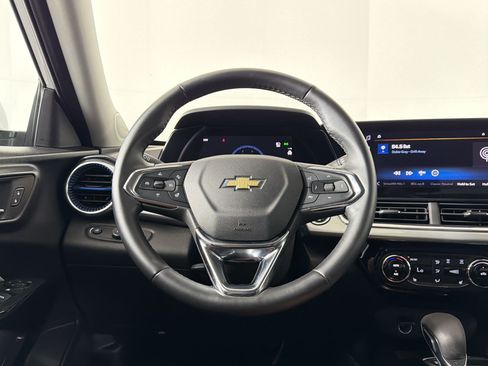Used 2025 Chevrolet Trax LT w/ LT Convenience Package FWD image 21