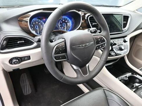 Used 2024 Chrysler Pacifica Limited FWD image 27
