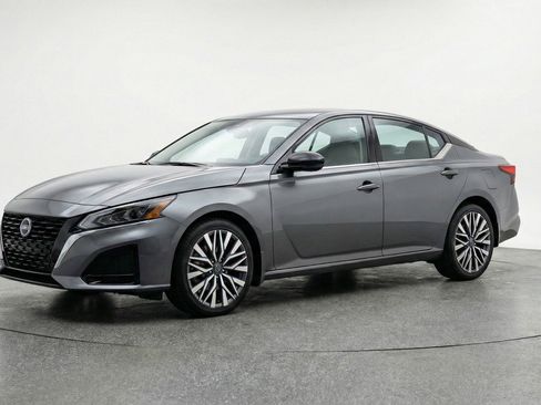 Used 2025 Nissan Altima 2.5 SV image 3