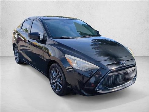 Used 2019 Toyota Yaris LE image 3