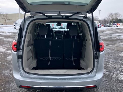 Used 2024 Chrysler Pacifica Touring-L image 24
