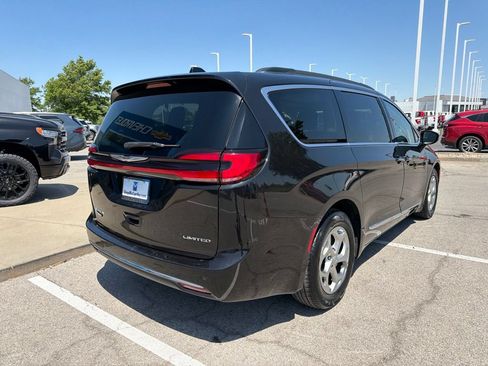 Used 2023 Chrysler Pacifica Limited FWD image 3