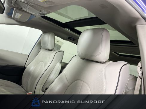 Used 2018 Chrysler Pacifica Limited w/ Advanced Safetytec Group image 2