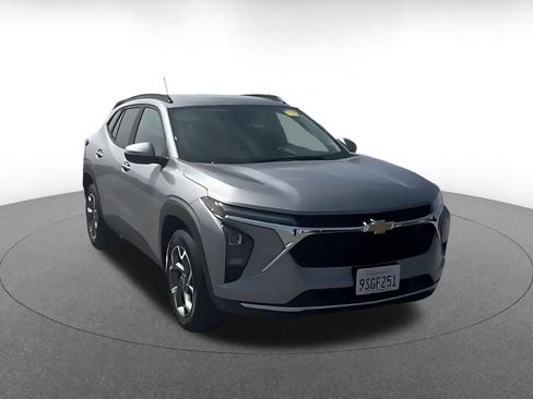Used 2025 Chevrolet Trax LT FWD image 2