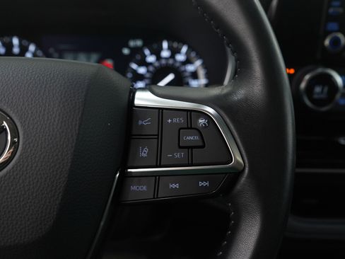 Used 2020 Toyota Highlander XLE image 28