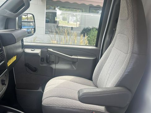 Used 2018 Chevrolet Express 2500 RWD image 20