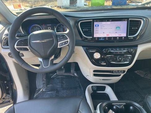 Used 2023 Chrysler Pacifica Touring-L image 4