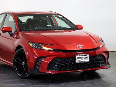 Used 2025 Toyota Camry SE image 5